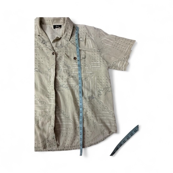 Light Tan Floral Shirt
 Size on picture no label on shirt 
Tap - Picture 4 of 5